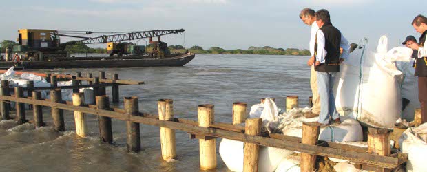 Faltan 80 metros por reparar en el Canal del Dique | Colprensa | El Ministro de Transporte, Germán Cardona Gutiérrez, en compañía del director del Invías, Carlos Rosado, y el gobernador del Atlántico, Eduardo Verano de la Rosa, inspeccionaron los trabajos que se adelantan en el canal del Dique.