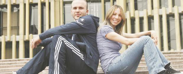 Un posible Grammy para los caleños de Siam | Hernán Vanegas | Carlos Montaño y Carolina Nuñez son la pareja de esposos que conforman el grupo Siam. Ellos se ganaron el reality del Canal RCN, Factor X y desde entonces se han dedicado a presentar su música en todas partes, con tal de que la gente los reconozcan, más que como ganadores de un programa, como artistas.