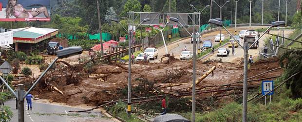 Gobierno destinó más recursos para atender emergencia invernal | Manuel Saldarriaga | Antioquia es uno de los departamentos más afectados del país. El derrumbe caído el martes sobre Las Palmas tiene interrumpido el tráfico en la vía.