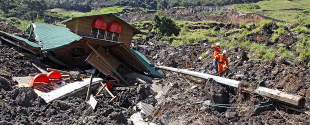 Deslizamiento en la Loma de Los Duque, Copacabana, destruyó seis viviendas | Juan Fernando Cano | El alud destrutó seis casas de la parcelación.