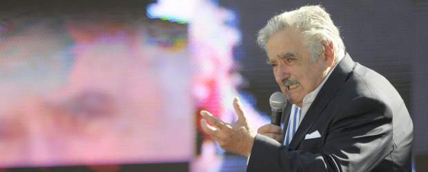 Presidente Mujica dijo a militares que no saldará cuentas con el pasado | AP | El presidente Mujica tuvo este martes su primer discurso ante las Fuerzas Militares.