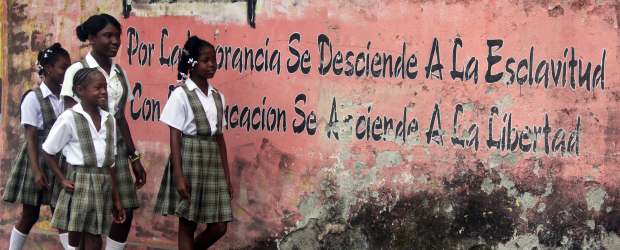 Chocó: qué duro enderezar la educación | Julio Cesar Herrera | De los 30 municipios del departamento del Chocó solo Quibdó es certificado en materia educativa. En las fotos estudiantes de la Miguel Vicente Garrido en Quibdó y la rendición de cuentas del 8 de julio.