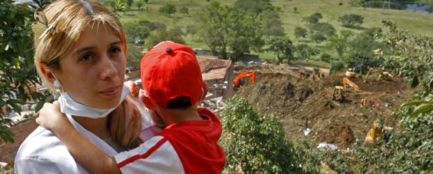 A Calle Vieja, ni a deshacer los pasos | Esteban Vanegas | Para Paula Correa, no ha habido dolor más fuerte en su vida que el que le produce la muerte y desaparición de todos los vecinos y amigos de su barrio, por el que incluso se vistió de reina para al menos darlo a conocer. Allí quería que su hijo creciera, pero ya ve difícil que pueda quedarse por el riesgo que pesa sobre las tierras y por la nostalgia acumulada.