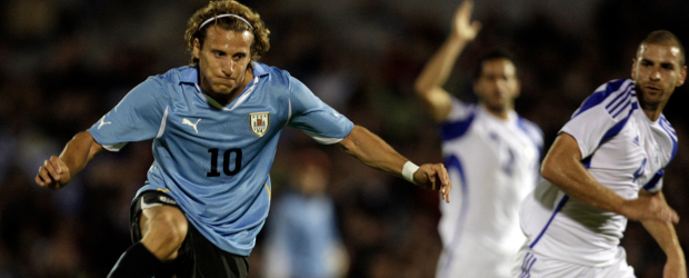 Messi, Forlán y Neymar, los dueños de la magia | AP | El uruguayo Diego Forlán llega a Argentina para demostrar que la Fifa no se equivocó al premiarlo como el mejor futbolista del Mundial de Sudáfrica el año anterior.