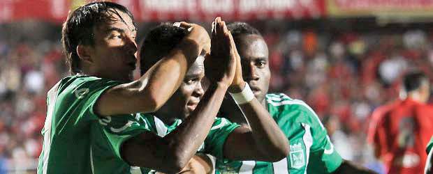 Avilés celebró a medias en el Pascual | Colprensa, Cali | El gol de Avilés Hurtado, quien celebra con Sebastián Pérez y Carlos Rentería, a los 61 minutos, resultó definitivo en la victoria en Cali.