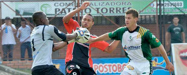 Otros puntos "infames" que se pierden | Colprensa | El arquero Carlos Bejarano (izq.) y Marco Canchila (der.) de Equidad estuvieron atentos para contener las llegadas del delantero del Cúcuta Tommy Tobar (centro).