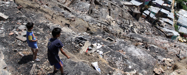 Volver a tener un techo es el sueño ahora | Julio César Herrera | El panorama que dejó el incendió en Altos de la Virgen es para los habitantes triste y desolador. Ayer, nostálgicos, recordaron el dramático día en el que perdieron todo, mientras caminaron con las ayudas que recibieron con destino a las casas de los vecinos y familiares que los hospedan.