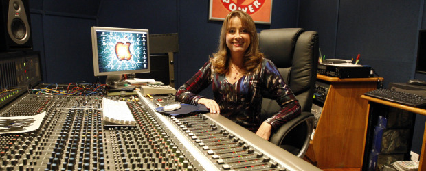 Codiscos ya es más que música | Jaime Pérez | La vicepresidente de Codiscos, Adriana Restrepo, señala que ante los evidentes cambios tecnológicos, que cada vez son más rápidos, hay que competir con creatividad. Aquí aparece en uno de los estudios que tiene la compañía.