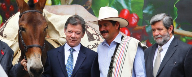 Este jueves se celebraron los 50 años de Juan Valdez. | Reuters | El mandatario colombiano, Juan Manuel Santos, indicó este jueves que la nueva política cafetera busca, entre otras cosas, formalizar la situación laboral de por lo menos 300 mil productores.