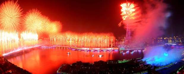 Agua y color para inaugurar los Juegos Asiáticos de Cantón | AP | La ceremonia de inauguración fue diseñada por los coreógrafos y directores artísticos que ya organizaron la de los Juegos Olímpicos de Pekín 2008.