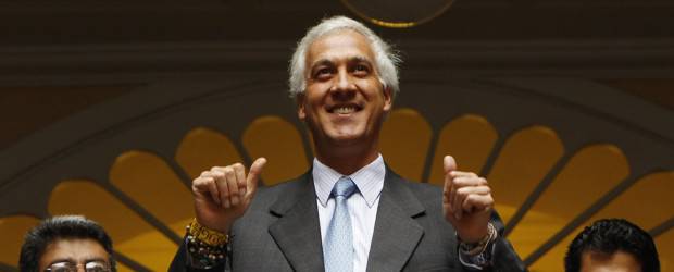 Bogotá, con alcaldesa temporal | Colprensa | El alcalde de Bogotá, Samuel Moreno luego del anuncio de su suspensión fue a su despacho donde salió al balcón de la Alcaldía. Allí fue recibido por decenas de seguidores del burgomaestre quienes rechazaron la decisión de la Procuraduría y le brindaron un saludo y respaldo frente a la sanción de tres meses.