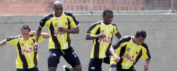 Cifras que pesan, pero no juegan | Hernán Vanegas | Envigado tendrá el jueves un juego que determinará su futuro en la Liga Postobón-II. Yílmar Angulo (17) se recuperó de sus dolencias y reforzará la contención en el medio al lado de Johny Mosquera.