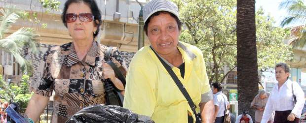 Rosa Amanda calma hambres en la Nutibara | Manuel Saldarriaga | Rosa Amanda Muriel reside en San Javier desde hace nueve años. Antes vivía en Santo Domingo. Cuenta que por mucho tiempo vivió pendiente de su papá, quien murió hace ocho años. Como es huérfana de madre desde hace 19 años, "ya la vida es estar con mi esposo y mi hijo, que ya está grande".