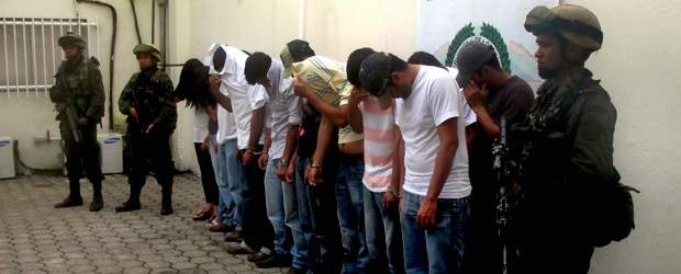 Desarticulan red de la "Oficina" y los "Rastrojos" | Policía Nacional | Durante la operación, que según la Policía duró un año y medio, las autoridades capturaron a 20 personas que supuestamente tendrían enlaces con las bandas delincuenciales de la Oficina y los Rastrojos.