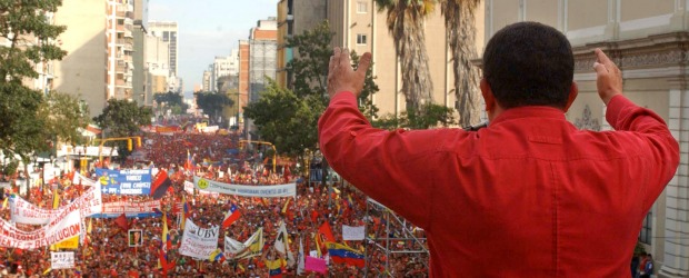Chávez arma su ejército personal | Archivo | Cualquier civil sin profesión militar, siempre que esté inscrito en la tolda de gobierno, podría registrarse y llegar a obtener el grado de oficial de la Fuerza Armada Nacional Bolivariana.