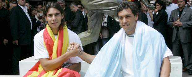 Mariano Puerta alimenta Open de Medellín | Archivo | Mariano Puerta, a la derecha y arropado con la bandera de Argentina, es uno de los entrenadores estrella del Open EPM, torneo que hoy tiene su qualy.