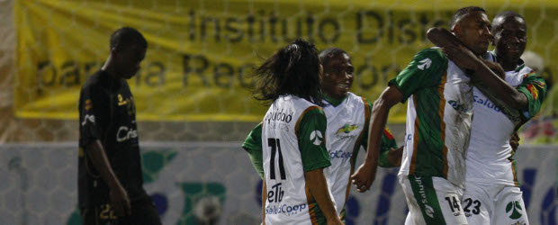 Al blanco blanco se le fueron las "luces" | Colprensa | John Viáfara celebra con sus compañeros tras marcar de tiro libre el cuarto gol de la Equidad en el partido frente al Once Caldas que abrió la cuarta fecha de la Liga Postobón.