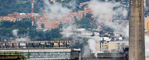El aire que nos ahoga | Juan Fernando Cano | La urbanización, el desarrollo industrial y el crecimiento del parque automotor han traído deterioro de los niveles de calidad del aire y afectación en la salud. Y la topografía del Valle hace que los contaminantes permanezcan más tiempo.
