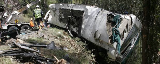 Seis personas muertas y 29 heridos dejó accidente de tránsito en Nariño | Colprensa | Así quedó el bus tras el volcamiento.
