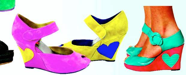 Plataformas una idea de la comodidad | Madera, reatas, corcho, gamuza, yute o esparto dan valor al diseño. Plataforma negra: Mango, El Tesoro.