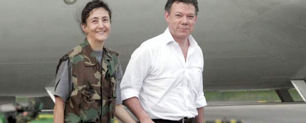 Íngrid se retractó: no habrá demanda | Colprensa | Después del éxito de la Operación Jaque, a Íngrid Betancourt y el resto de rescatados los recibió el entonces Ministro de Defensa, Juan Manuel Santos.