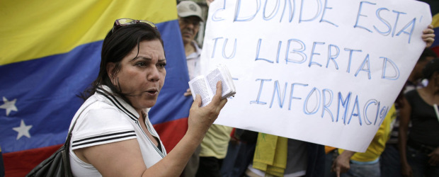 Cerco chavista a libertad de expresión Things get worse for press | Archivo | Las presiones sobre los medios de comunicación en Venezuela son cada vez más fuertes. Las denuncias o críticas al gobierno de Hugo Chávez se pagan caro, según reconocen analistas de ese país. Globovisión es uno de los medios más afectados por las decisiones judiciales.