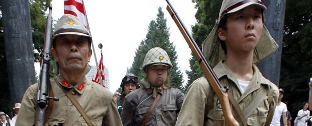 Japón pidió perdón al recordar su rendición en la II Guerra Mundial | Reuters | La conmemoración de los 65 años de la rendición de Japón en la II Guerra Mundial incluyó desfile militares.