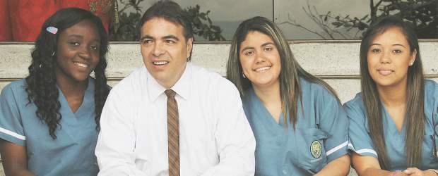 Si los ve, "pele el diente" | Henry Agudelo | Jasmín Adriana Cossio Andrade quiere regresar a su municipio, Tadó, cuando terminé su formación como odontóloga para ayudar a suplir en algo la escasez de esos profesionales que hay en la zona. En la imagen el grupo de Brigadistas Solidarios que viajó a Manungará: Jasmín, Federico, Tatiana y Jéniffer.