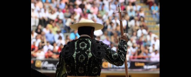 Cormacarena motiva afición a los toros | Donaldo Zuluaga | La última corrida de la Feria Taurina de Medellín empezó con una polémica faena entre seguidores y contradictorios por el regalo de boletas a estudiantes.