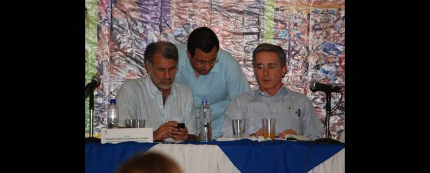 Jornada de rumores y espera sobre la suerte del referendo | Colprensa, Barranquilla | Un mensaje a través de su Blackberry alertó al presidente Álvaro Uribe de la decisión de la Corte Constitucional. El Jefe de Estado participaba en Barranquilla en un conversatorio sobre la emergencia social y estaba acompañado por el gobernador del Atlántico, Eduardo Verano, y el secretario de Prensa de Presidencia, César Mauricio Velásquez. Luego anunció que acataba la sentencia.