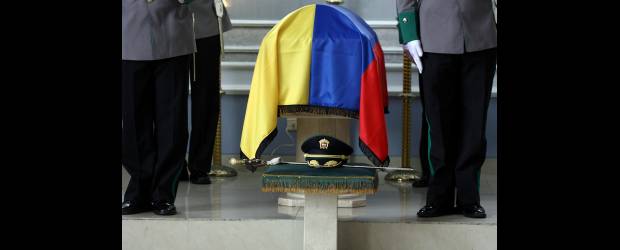 Duelo de los Guevara apenas comienza | Colprensa | Los restos mortales del teniente coronel Julián Ernesto Guevara fueron velados ayer en el Centro de religioso de la Policía y sus exequias se cumplirán hoy en la Catedral Primada de Bogotá. Guevara murió en cautiverio en 2006.