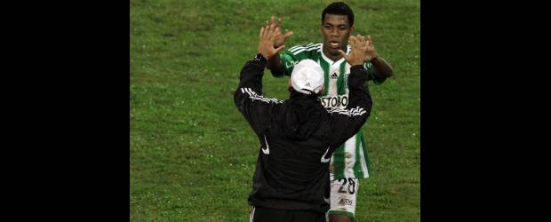 Nuevo aire y pocos cambios en Nacional | Manuel Saldarriaga | El abrazo del juvenil Orlando Berrío, autor del primer gol ante los rojos de Cali. José Fernando Santa repetiría equipo ante Cortuluá el sábado.