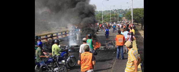 Más detenidos suman a la crisis con Venezuela | Schneyder Mendoza, Colprensa-cúcuta | En el puente Francisco de Paula Santander se registraron disturbios luego de que la Guardia Nacional venezolana detuviera a nueve maleteros colombianos en las trochas de San Antonio y Ureña, y les quitara la mercancía.