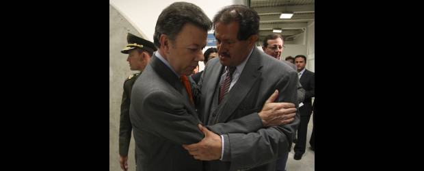 Respaldo a Angelino es total | Reuters, Bogotá | Para la gerencia de la campaña nacional esta situación es incómoda, pero de igual manera aseguran que la fórmula Santos-Garzón no se cambiará.