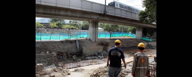 En agosto estará listo el puente de la 73 | Manuel Saldarriaga | Desde el pasado 12 de abril se inició la demolición del puente de la carrera 73 con Pichincha, que permite el ingreso a la unidad deportiva Atanasio Girardot. Se pretende mejorar la capacidad hidráulica del canal de la quebrada.