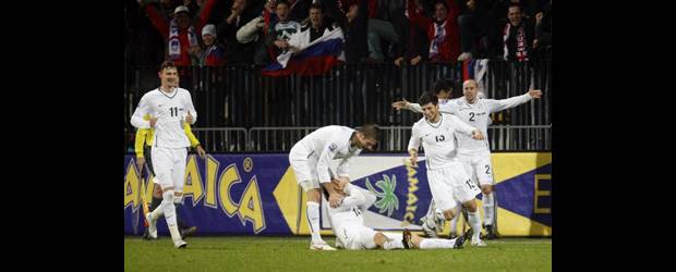 Eliminación a Rusia patenta poder de los dragones | Archivo, Ap | Así celebraron los jugadores de Eslovenia la clasificación al Mundial de Sudáfrica, luego de vencer en el repechaje a la favorita Rusia. En el juego de Moscú los rusos tomaron una ventaja de dos goles, que no pudieron sostener como visitantes. Sudáfrica disfrutará de un juego sincronizado y fuerte en defensa.