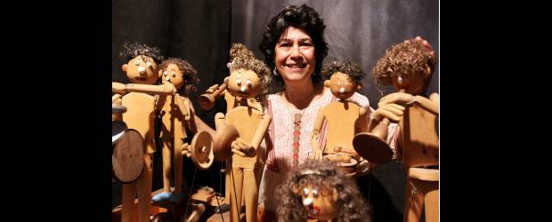Ana María ya fue presidenta | Julio César Herrera | La Orquesta de La Fanfarria es otro gran logro de esta corporación artística, producto del taller, otra vertiente en la que se especializa el grupo desde hace cinco años y que "ha dado a luz" a singulares personajes. Algunos integran la sorprendente orquesta mecánica con títeres de madera, aquí con Ana María.