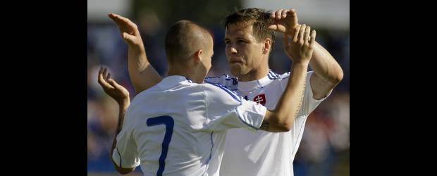 Eslovaquia no es el debutante inexperto | Petr David Josek, Ap-bratislava, Eslovaquia | Vladimir Weiss, hijo del entrenador y nieto de un ex seleccionado, celebra un gol con Radoslav Zabavnik en el partido amistoso que enfrentó Eslovaquia ante Costa Rica. Los eslovacos ya viajaron a Sudáfrica para su primer Mundial.