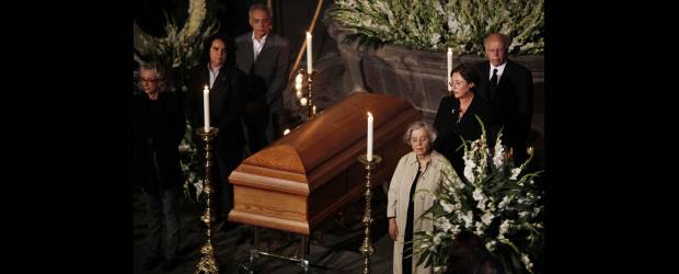 Monsiváis, otra triste despedida | AP | El cuerpo de Monsiváis permaneció el sábado en el interior del Museo de Ciudad de México, a donde acudieron familiares, amigos y escritores.