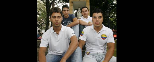 Jóvenes animan marcha a favor de Uribe | Esteban Vanegas | Manuel Londoño, Antonio Santamaría, Andrés Ramírez y Eduardo Osorio son los encargados de convocar a todos los jóvenes a marchar este domingo.