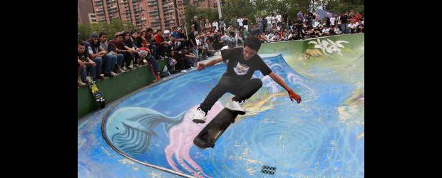 ¡Brutal! resultó todo el parche del Río | Donaldo Zuluaga | El bowl de Ciudad del Río volvió a colmarse de público. La fiebre de la tabla continúa subiendo en la ciudad. Una práctica que se extiende. El apoyo fue de Libreskateboard, Oakley, Onboard shop, Red Bull, Skate Medellín Club Soulfish, Bestia Extraña, Fun shop, Blunt, Tweak, Clínica del Play, entre otras firmas.
