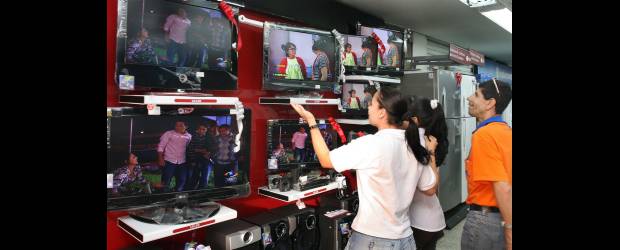 Tercer canal, en el limbo | Archivo | La Comisión Nacional de Televisión debe decidir sobre la petición del Consejo de Estado, de pedir la suspensión de la subasta para adjudicar el tercer canal