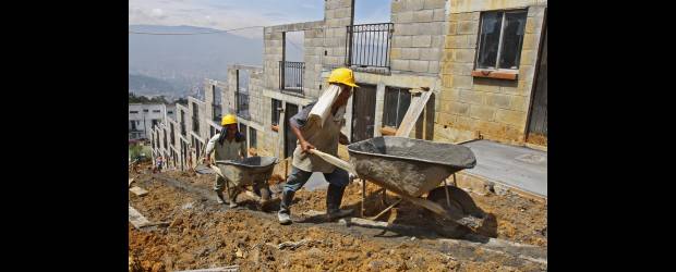Las ventas de vivienda crecen el 20%: Camacol | Hernan Vanegas | Según Camacol Antioquia, en la región se ofrecen actualmente 375 proyectos de vivienda y las ventas en el primer semestre crecieron el 20 por ciento.