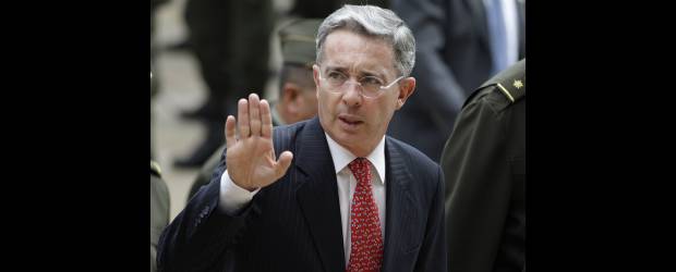 Uribe criticó comentarios de magistrados | Ap, Bogotá | Álvaro Uribe pidió de nuevo investigar las chuzadas del DAS.