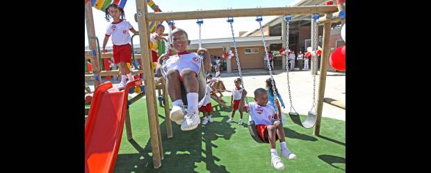 Semillas para el barrio Obrero | Juan Fernando Cano | Durante la entrega los niños disfrutaron de los diferentes servicios con los que cuenta el jardín. Al acto asistieron las autoridades locales, el director administrativo de Comfamiliar Camacol, Alfonso Gallo, y delegados del Ministerio de Educación y el ICBF. Comfamiliar asumirá la administración y operación.