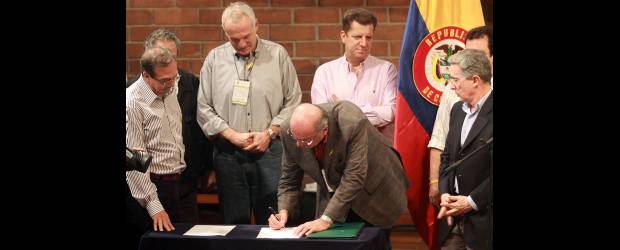 EPM construirá Hidroituango | Archivo | En uno de los últimos Consejos Comunales del hoy ex presidente Álvaro Uribe Vélez, que se cumplió en la universidad Eafit, el Idea, Hidroituango y EPM firmaron un acuerdo de voluntades para que las partes se sentaran para llegar a un arreglo. Ayer se logró y EPM construirá la hidroeléctrica más grande del país.