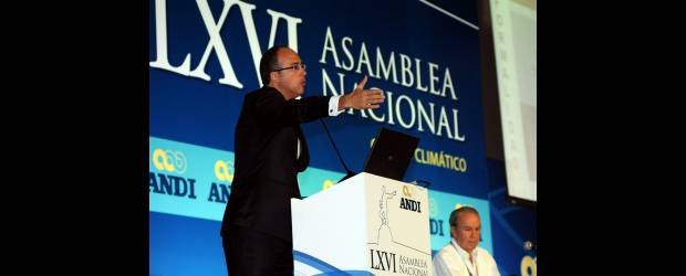 La reforma tributaria se viene en 2011 | Colprensa-El Pais | El ministro de Hacienda, Juan Carlos Echeverry, anunció un ajuste al proyecto de presupuesto para 2011, aforado en 147,3 billones de pesos y un paquete de reformas. A su lado, Orlando Cabrales, presidente de la Junta de la Andi.