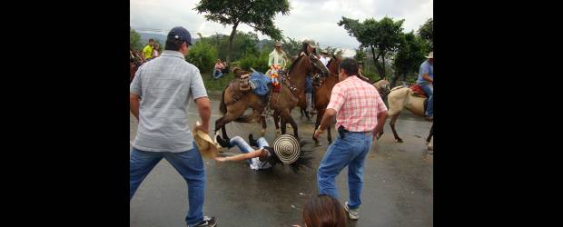 Dijeron sí al riesgo de ser fotógrafos | Daniela Zapata | Qusimos destacar esta fotografía: se impone por su capacidad de romper la rutina visual y fotográfica de la Feria de las Flores y por robar sonrisas. Daniela, la fotógrafa disparó el obturador de su cámara en el momento preciso para congelar una imagen llena de movimiento.