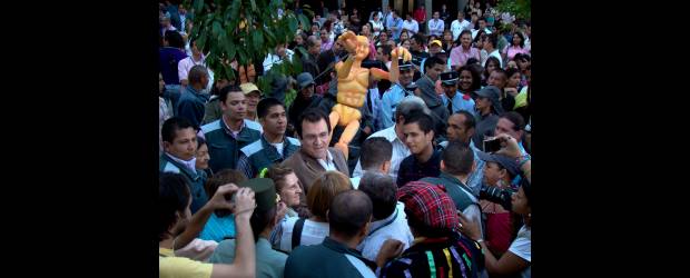 Alonso Salazar recibió palabras de aliento y cariño | Cortesía, Alcaldía De Medellín | En un acto multitudinario el Alcalde Alonso Salazar recibió palabras de apoyo y desagravio, por quienes quisieron enlodar su nombre.