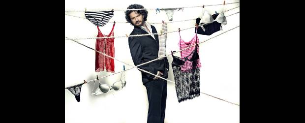Arjona canta ahora con poquita ropa | Cortesía | Poquita ropa tiene canciones sobre el desamor y la soledad, pero también con temas políticos como Puente , que habla del exilio cubano.